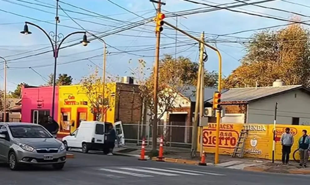 Durante el fin de semana se completó la instalación del primer semáforo en las calles de Huergo. Fotos: gentileza
