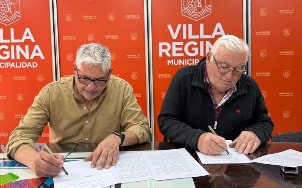 El intendente y el presidente del Aeroclub firmaron el acuerdo para la ayuda económica que brindará el municipio. Foto: gentileza