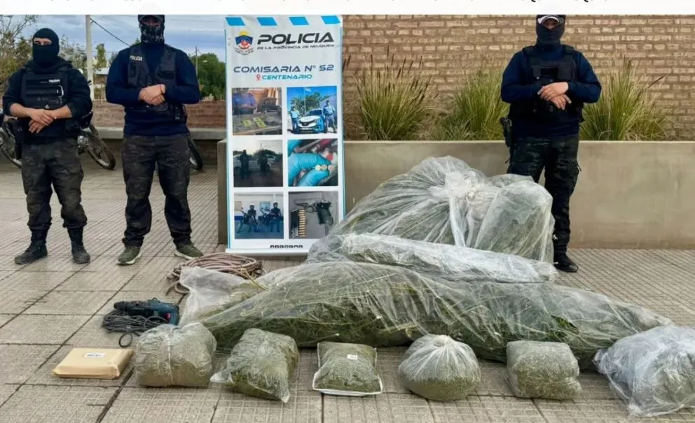 Durante el allanamiento, la policía secuestró más de 7,5 kilos de marihuana y una pistola Bersa 380. Foto: Policía de Neuquén.