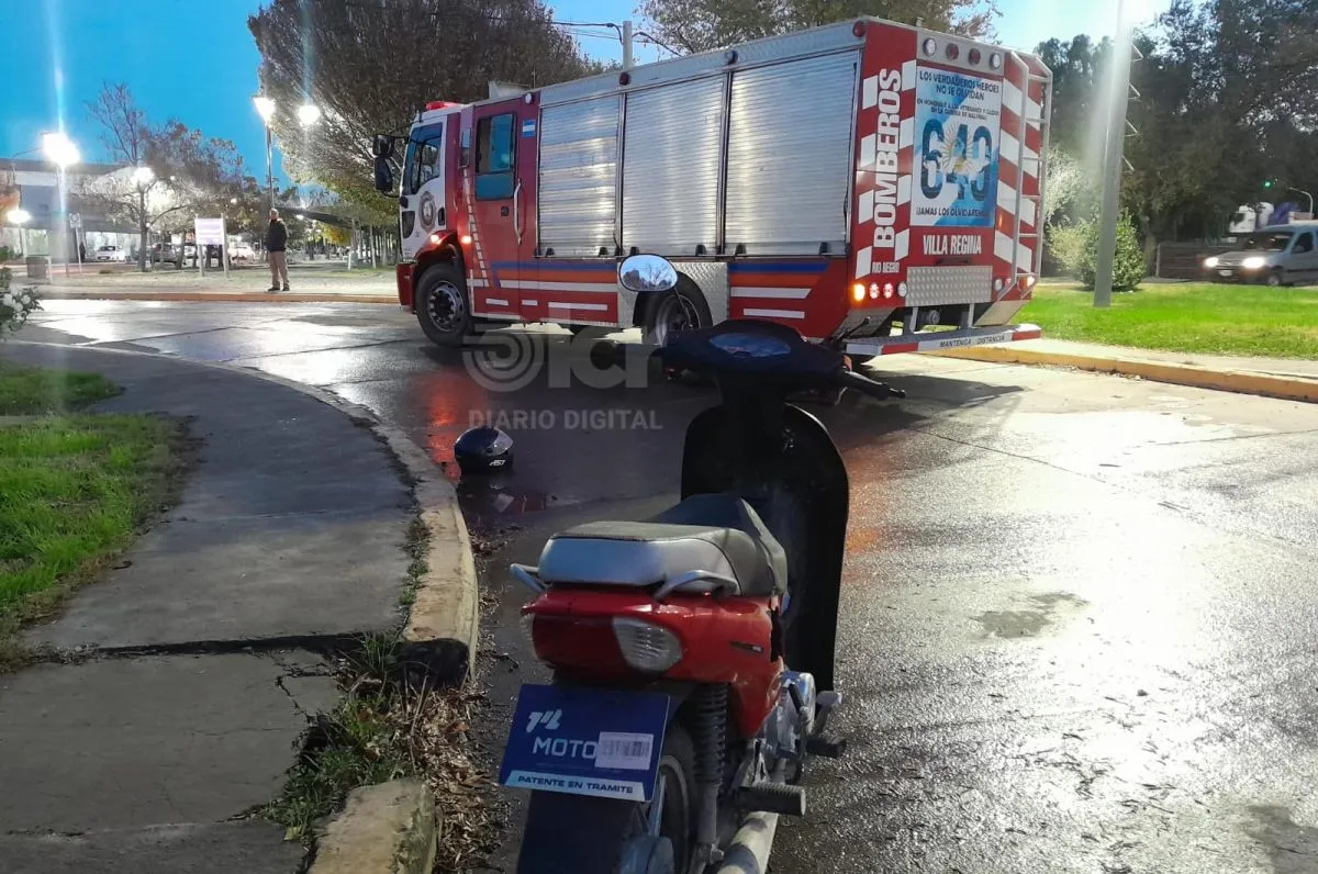 La conductora del rodado menor fue llevada al hospital. Foto: Cristian C&oacute;rdoba.