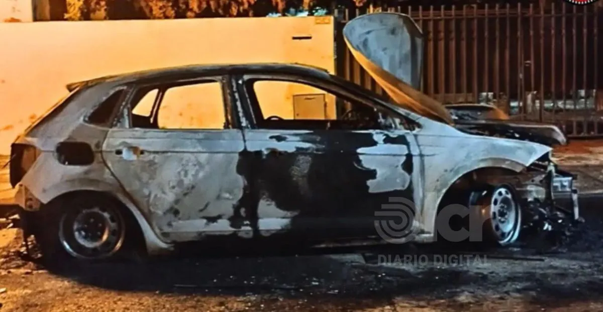 Los dos estaban en Maip&uacute; Norte. El primer auto incendiado era un VW Golf de color azul.  Foto: gentileza.