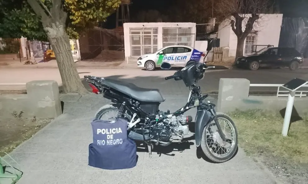 Atacaron a un joven para cobrarle una deuda, terminaron detenidos y con una moto recuperada por la policía de Godoy. Foto: gentileza
