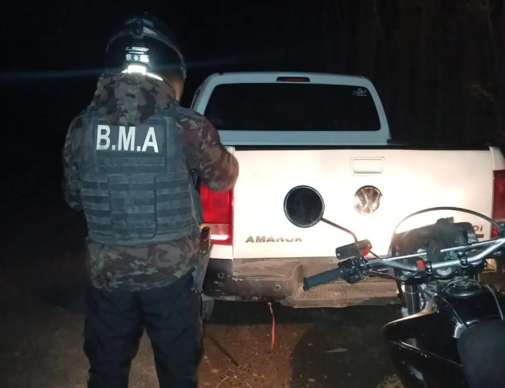 Una Amarok fue encontrada abandonada el sábado en zona rural de Allen. Foto Policía RN.