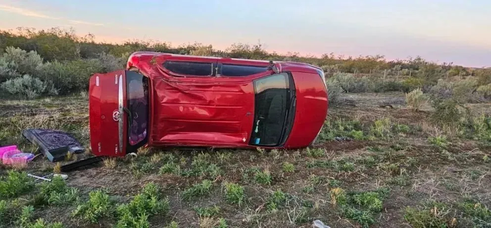 El Toyota Etios en el que viajaban las dos mujeres de Roca terminó volcado sobre uno de sus laterales a unos 20 kilómetros de Pomona. Foto: gentileza.
