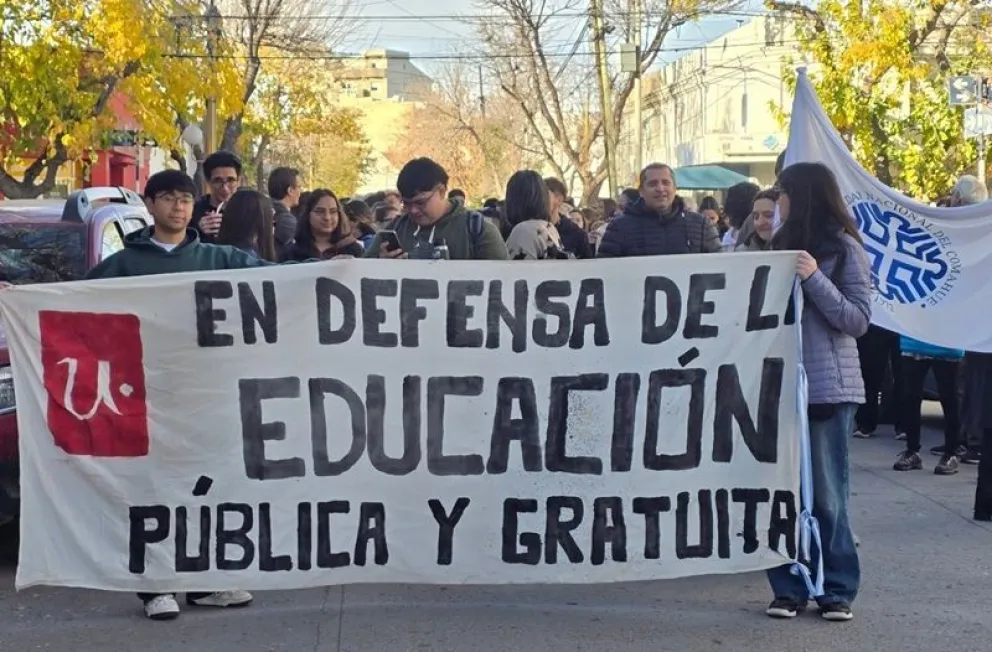 Estudiantes, docentes, no docentes y referentes de distintas organizaciones se movilizaron hoy en adhesión a la Marcha Federal Universitaria. Foto: gentileza