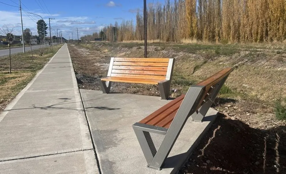 Después de la repavimentación de un tramo de la avenida Del Comahue, se construyó una vereda peatonal hasta el barrio Ceferino. Foto: gentileza