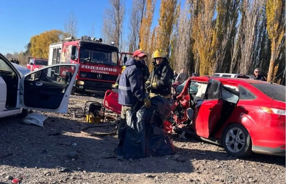 Un importante operativo sanitario y policial se desplegó sobre Ruta 22 tras el choque frontal ocurrido cerca de Cervantes. Los heridos fueron trasladados al hospital Francisco López Lima de Roca. Foto: gentileza.