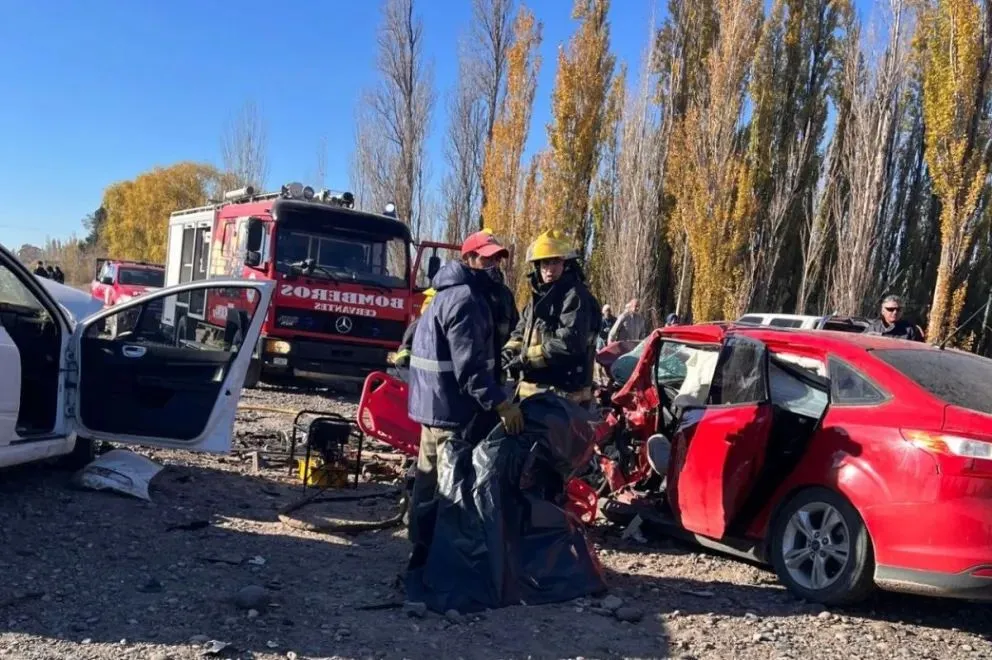 Producto de la colisión de los dos autos, un hombre murió y otras personas que iban en los autos resultaron heridas. (Foto: gentileza)
