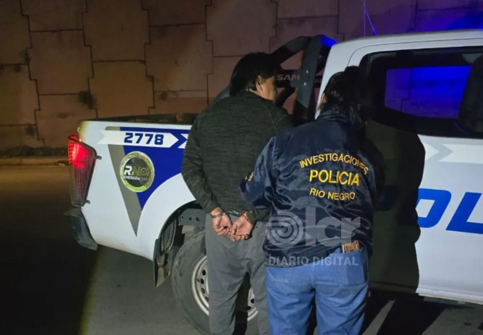 El hombre fue detenido en calle Roca apenas descendió del auto en el que arribó a la localidad. Foto Policía RN.