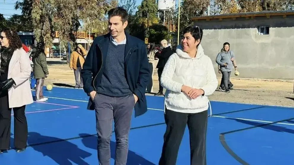 El ministro Ríos junto a la intendenta Penilla recorrieron el playón multideportivo. Foto Gobierno RN.