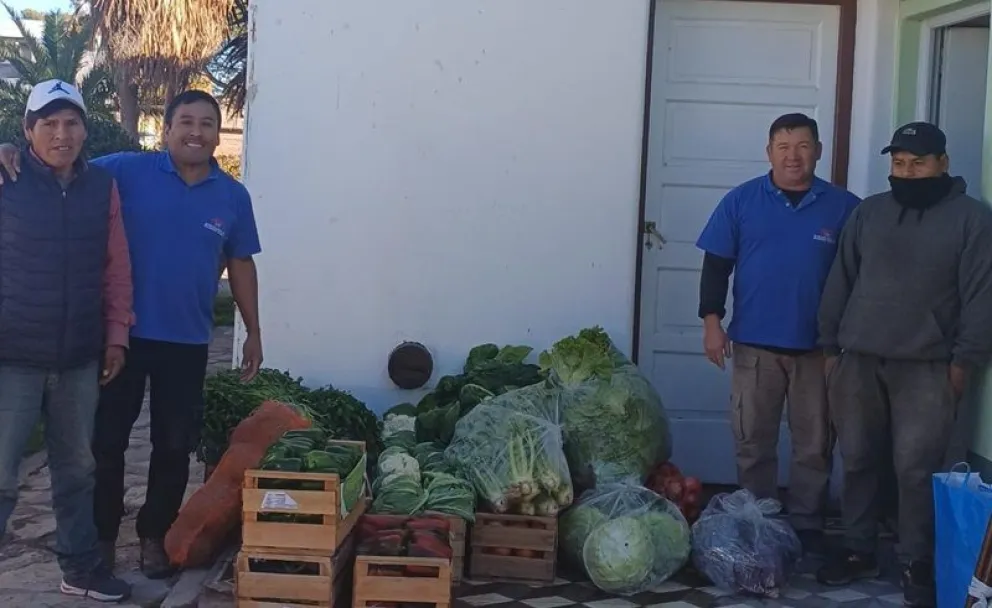 Familias que tienen emprendimiento hortícolas en la localidad hicieron la donación de alimentos frescos al municipio. Foto: gentileza