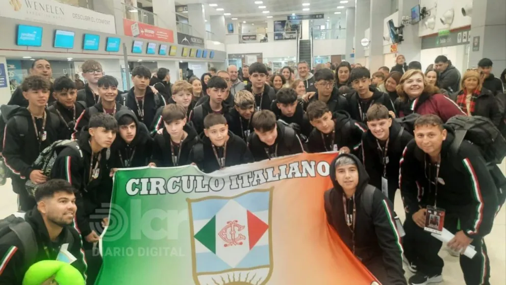 Los 18 jugadores, acompañados por sus profesores y la presidente del club, ya se encuentran en el aeropuerto listos para iniciar el viaje. Foto: gentileza