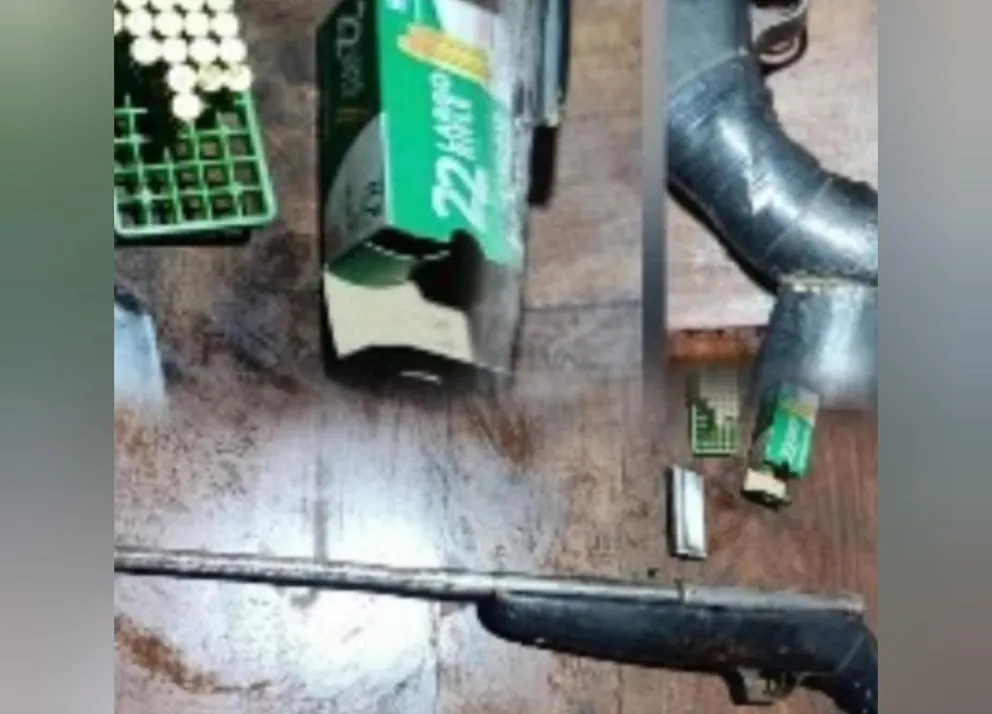 En el allanamiento se secuestró el arma y cartuchería. Foto Policía RN.