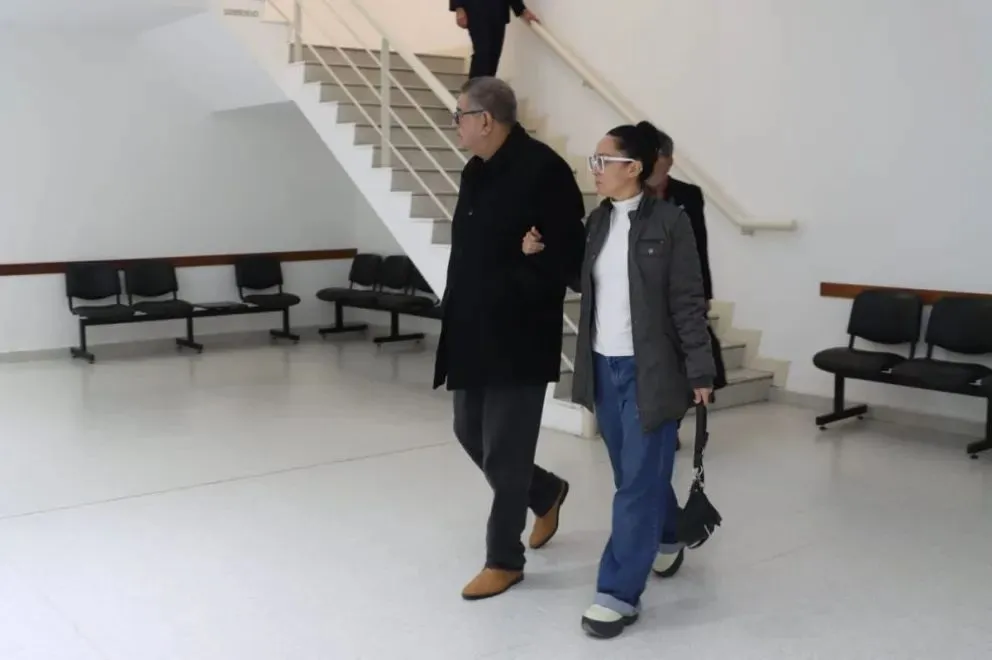 La mujer que es investigada por haber ejercido la medicina sin tener un título habilitante llegó a tribunales acompañada por su defensor, Oscar Pineda. Foto: Tania Domenicucci