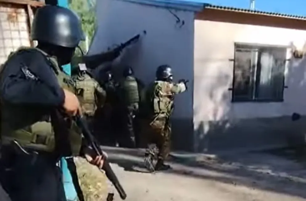 Integrantes de los grupos especiales llevaron adelante los allanamientos tras las investigaciones de la División Toxicomanía de Villa Regina. Foto: video