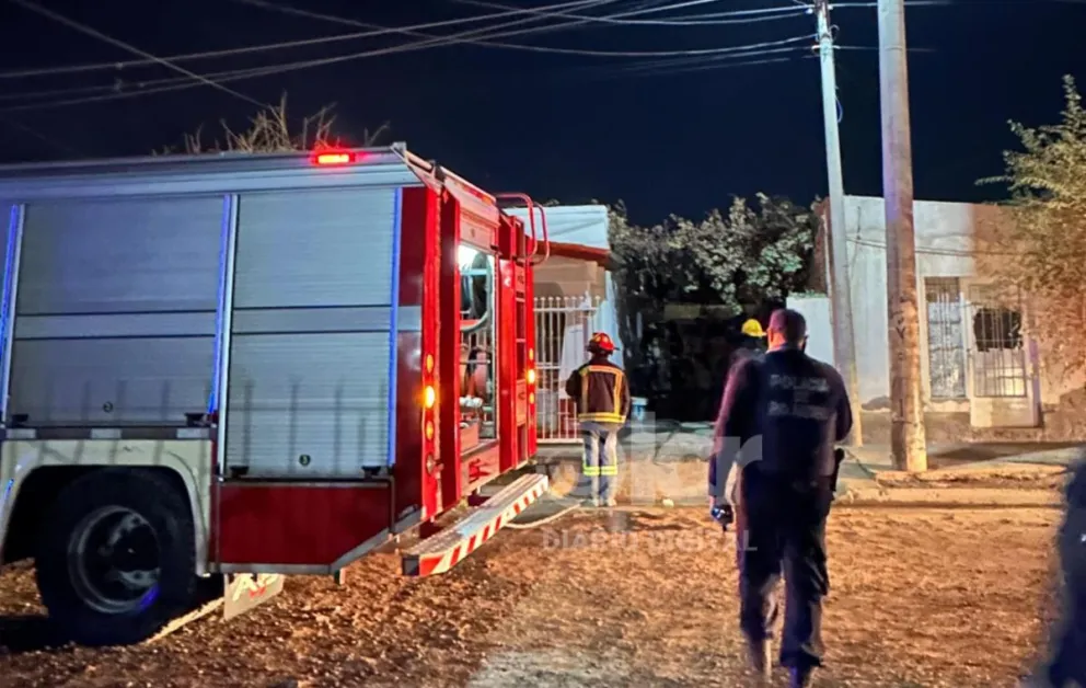 El incendio en una vivienda de calle Eva Perón obligó a la intervención de diez bomberos. Foto gentileza.