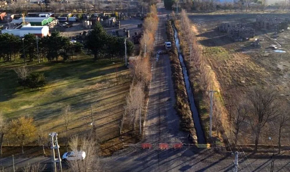 El corte de calle en el Parque Industrial de Regina es por la rotura de un caño de agua que abastece al sector. Foto: gentileza