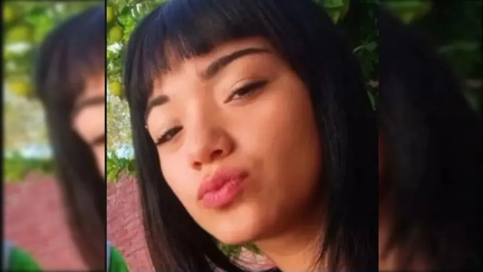 La adolescente ahora tiene el pelo teñido de rojo oscuro con flequillo.