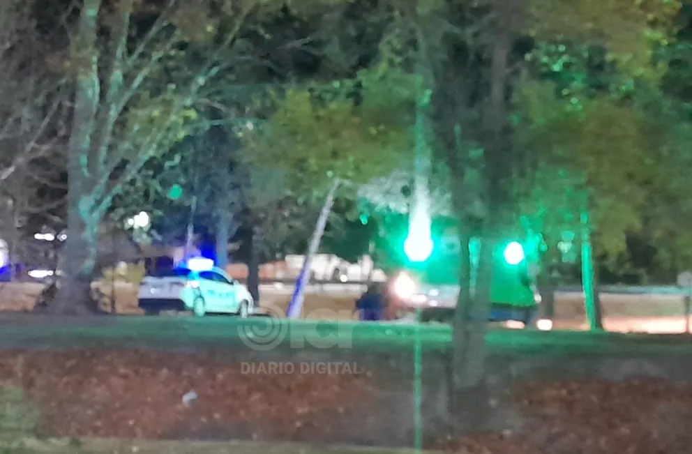 La presencia del personal policial y de salud ocurrió el sábado a las 19 en cercanías a la pasarela. Foto LCR. 