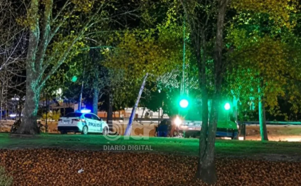 La presencia del personal policial y de salud ocurrió el sábado a las 19 en cercanías a la pasarela. Foto Cristian Córdoba.