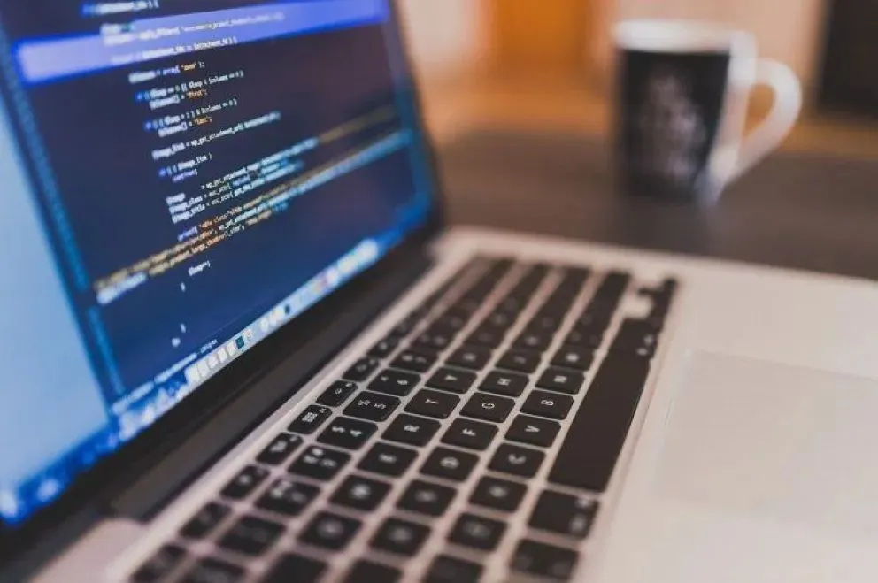 Según se informó, habrá un cupo especial para personas de Río Negro que deseen formarse como Full Stack Developer. (Foto: Web)