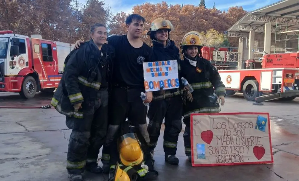Los cuatro jóvenes, dos mujeres y dos hombres, cumplieron con sus exámenes teóricos y prácticos para formar parte de los Bomberos Voluntarios de Regina. Fotos: gentileza 
