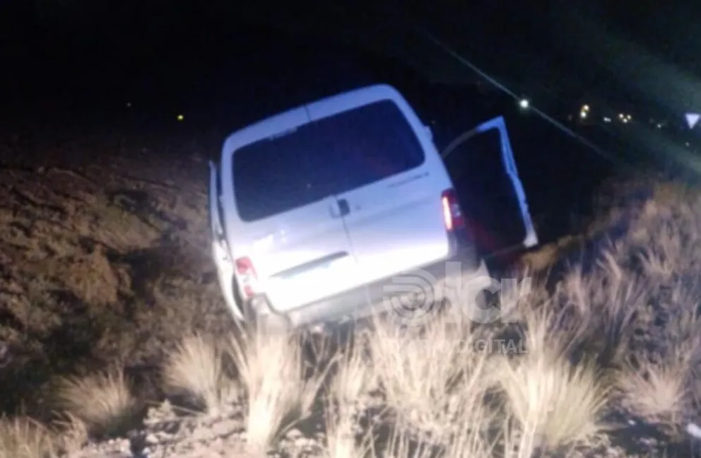 El despiste de la Peugeot Partner ocurrió cerca de la medianoche en el Km. 1125 de la Ruta 22. Foto gentileza.