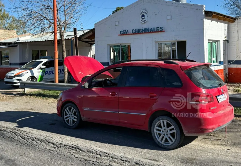 El conductor de la Suran se vio obligado a detener su marcha frente a la Caminera, ocho kilómetros después de evitar el control. Foto Policía RN.