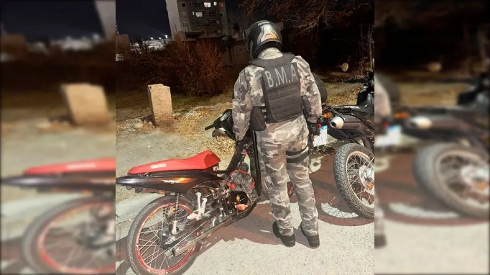 Los jóvenes que circulaban en una moto con escape libre y a alta velocidad fueron aprendidos tras una persecución en el centro de Regina. Foto: gentileza