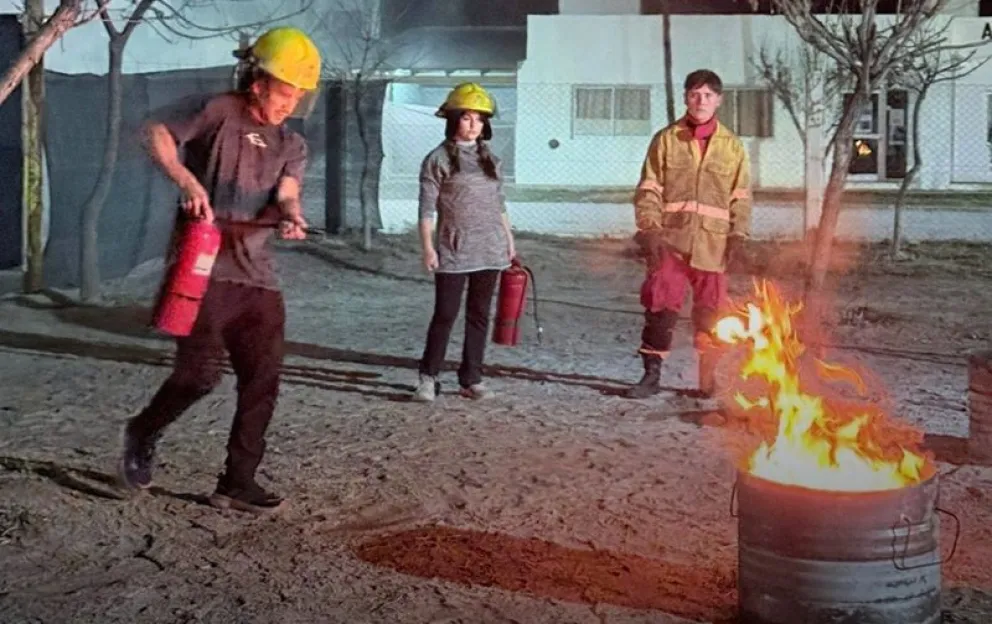 Para saber cómo actuar ante emergencias, alumnos del CEM 142 de Chichinales recibieron capacitación de Bomberos. Foto: gentileza