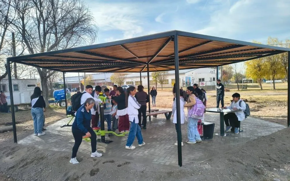 La pérgola cuenta con espacio para juegos de mesa, bancos para descansar y máquinas para hacer ejercicios. Foto: gentileza