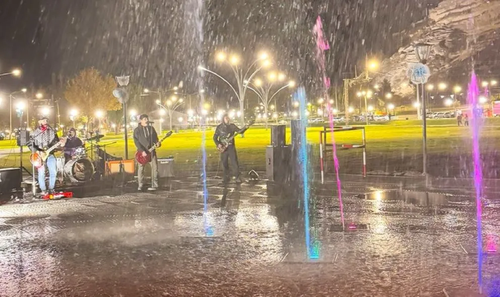 La fuente de aguas danzantes volverá esta noche a tener un espectáculo en vivo con más de 20 pianistas. Foto: archivo