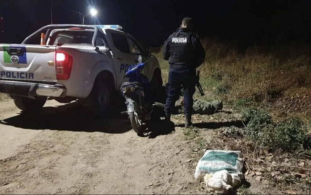 El hombre de 34 años fue interceptado mientras llevaba 13 pollos vivos en una moto. Foto: gentileza 