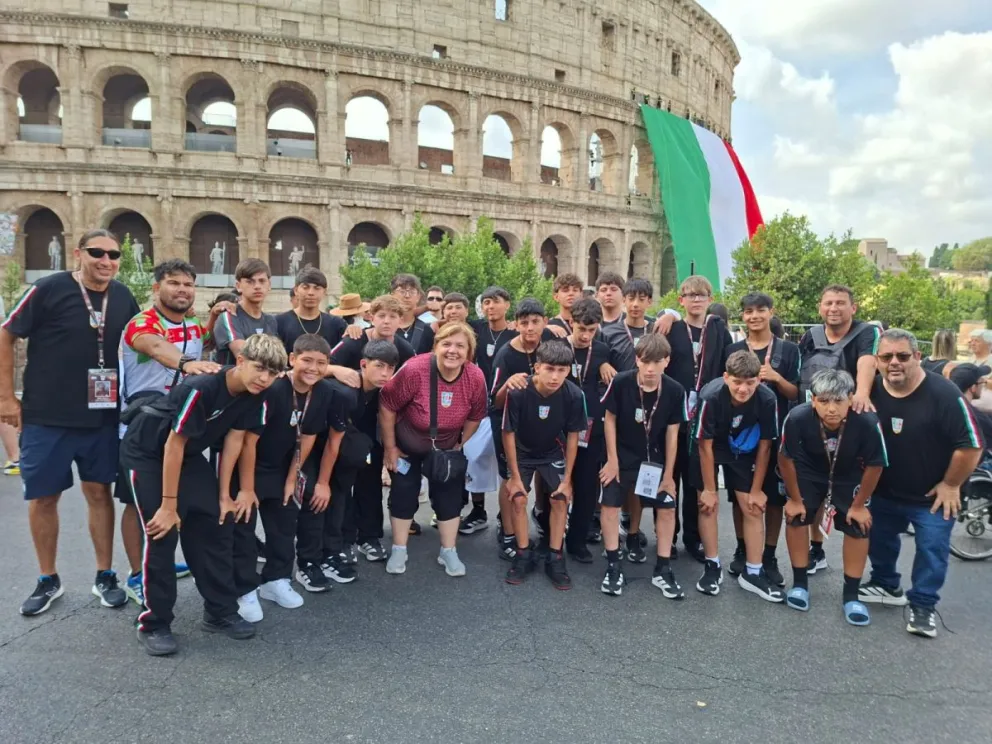 La categoría 2012 del club fue seleccionada para participar de un torneo en Italia. En la imagen, el Coliseo Romano luce una gigantesca bandera italiana en el marco de los festejos por el Día de la República. Foto: gentileza Círculo Italiano 