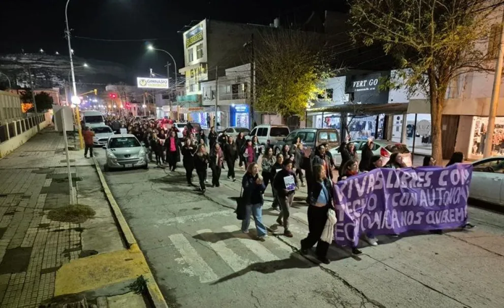 Más de 300 personas se movilizaron esta noche para mantener el reclamo a 11 años del primer "Ni Una Menos". Fotos: LCR.