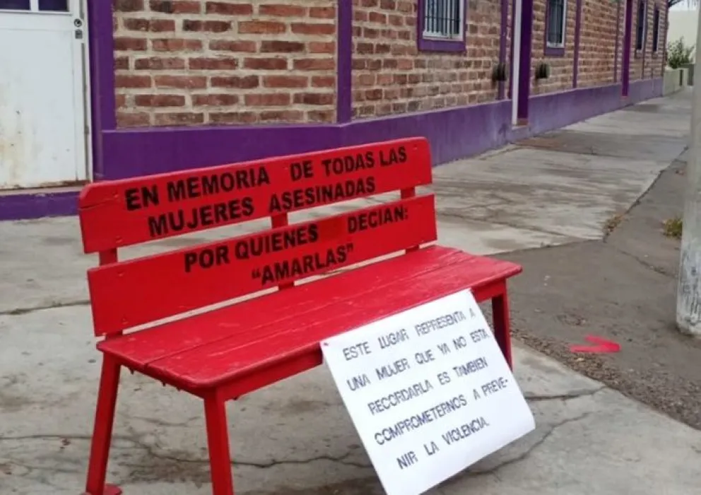El Banco Rojo que visibiliza el reclamo por las mujeres asesinadas por su condición fue instalado en las puertas en la Comisaría de la Familia de Regina. Foto: gentileza