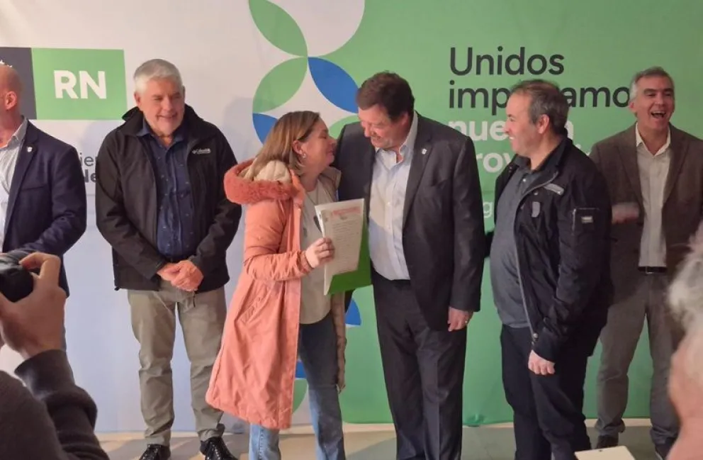 En el acto se entregaron escrituras y se firmó un convenio para una obra de regularización eléctrica en tres barrios. Fotos: LCR