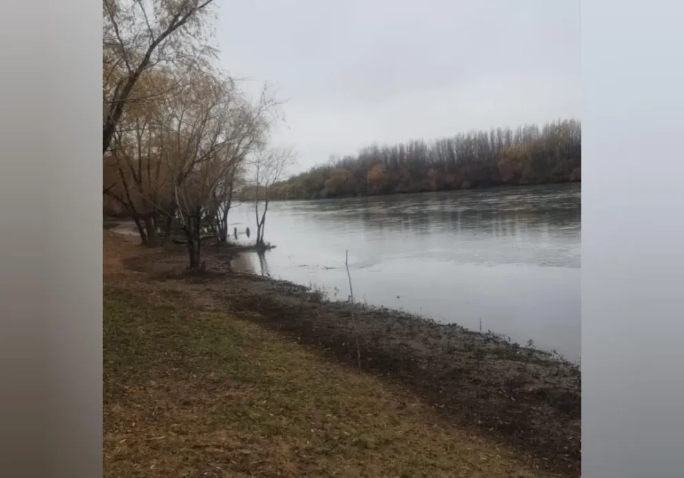 En la postal de la Isla 58 no sólo se observa el cielo gris, sino que también bajó el nivel del río Negro. Foto Cristian Córdoba.