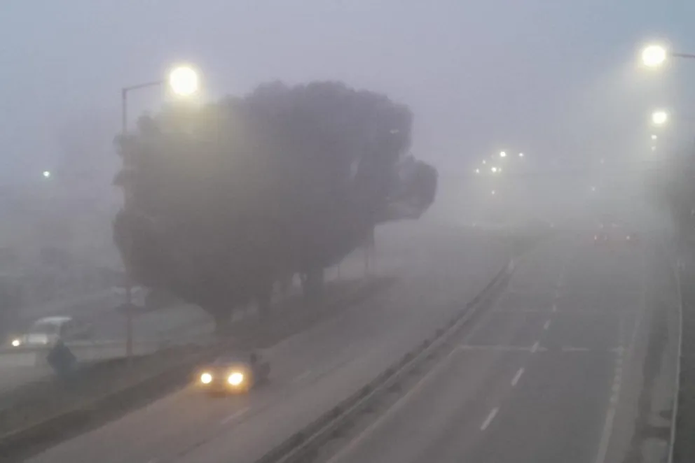 La humedad y las bajas temperaturas favorecen a un fenómeno que después de las 8 llegó al centro y la rotonda de los Leones, Foto Cristian Córdoba.