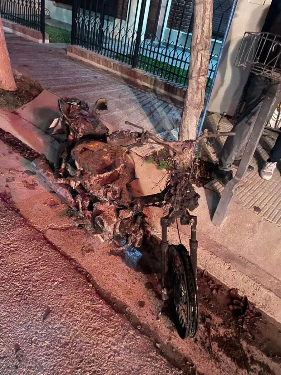 Un cortocircuito en una moto habría causado el incendio. Foto Bomberos VR.