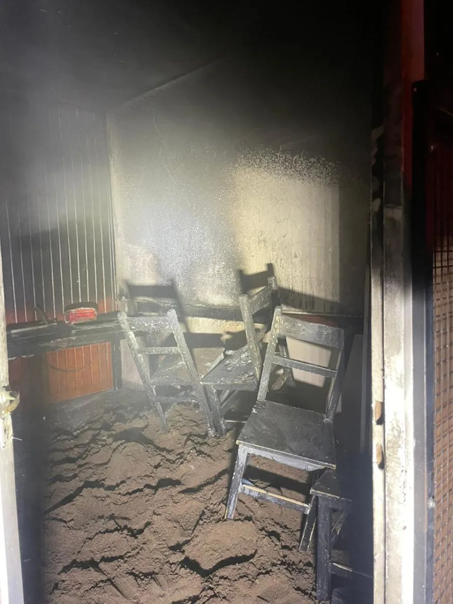 Antes de la llegada de los bomberos, el fuego fue sofocado con arena. Foto Bomberos VR.