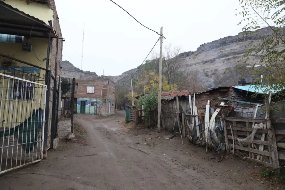 El barrio ubicado a pie de la barda norte es uno de los que se sumó al programa de energía segura en la provincia. Foto Gobierno RN.