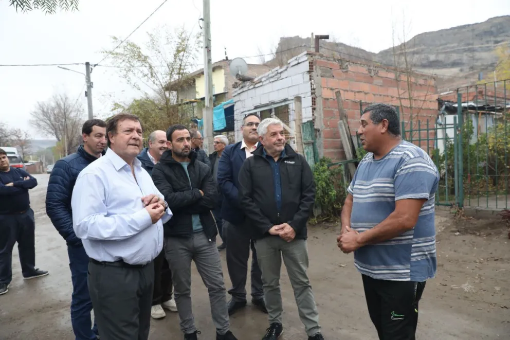 Tras anunciarse el plan de regularización, las autoridades dialogaron con los vecinos. Foto Gobierno RN