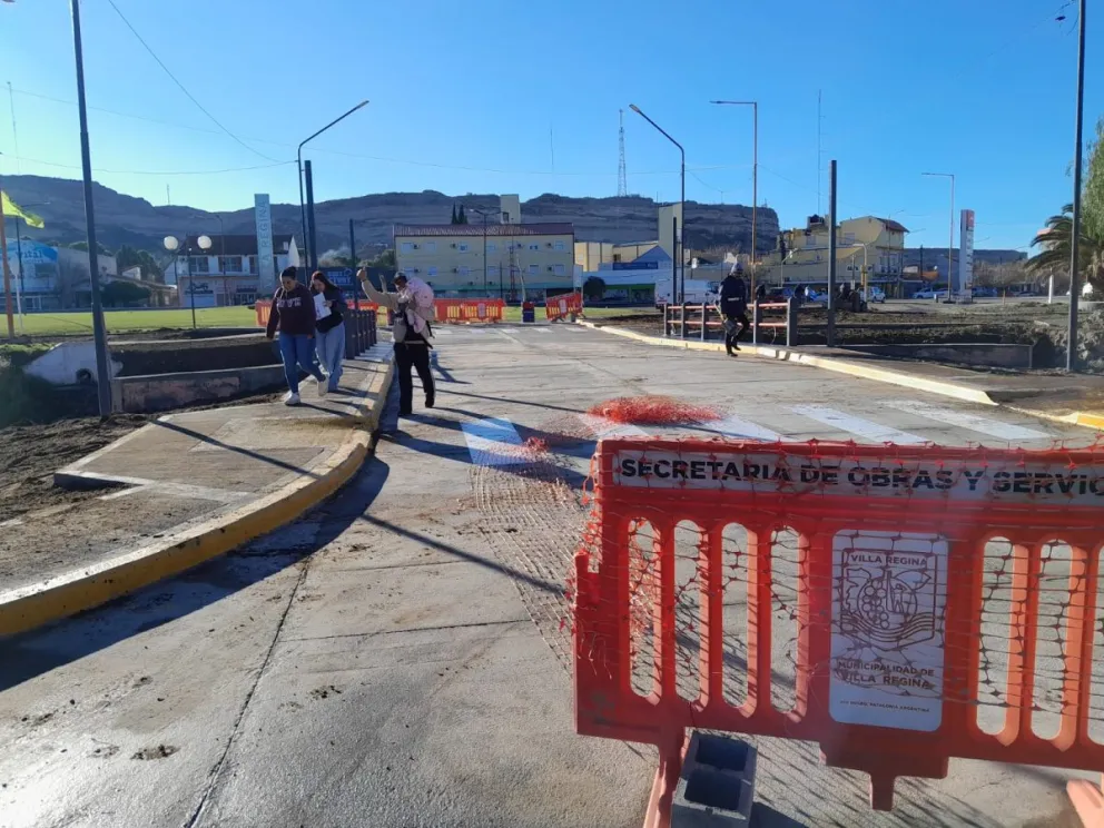 Antes de su habilitación, la nueva conexión entre el centro y los barrios ya es usada de manera peatonal. Foto Cristian Córdoba.