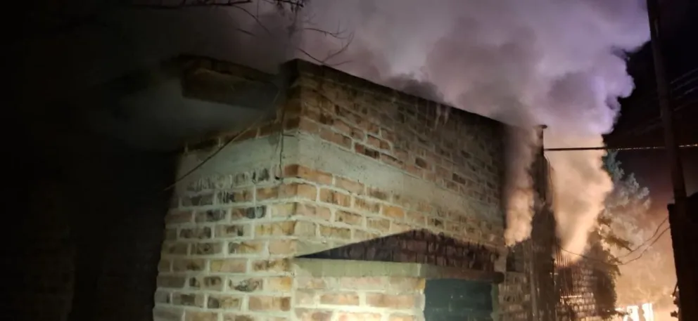 El incendio ocurrió alrededor de las 23 y al lugar concurrieron tres dotaciones de bomberos. Foto bomberos VR.