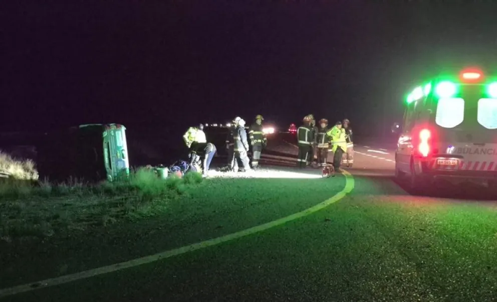 Tras el vuelco la camioneta quedó en la subbanquina entre los carriles de circulación. Fotos: LCR