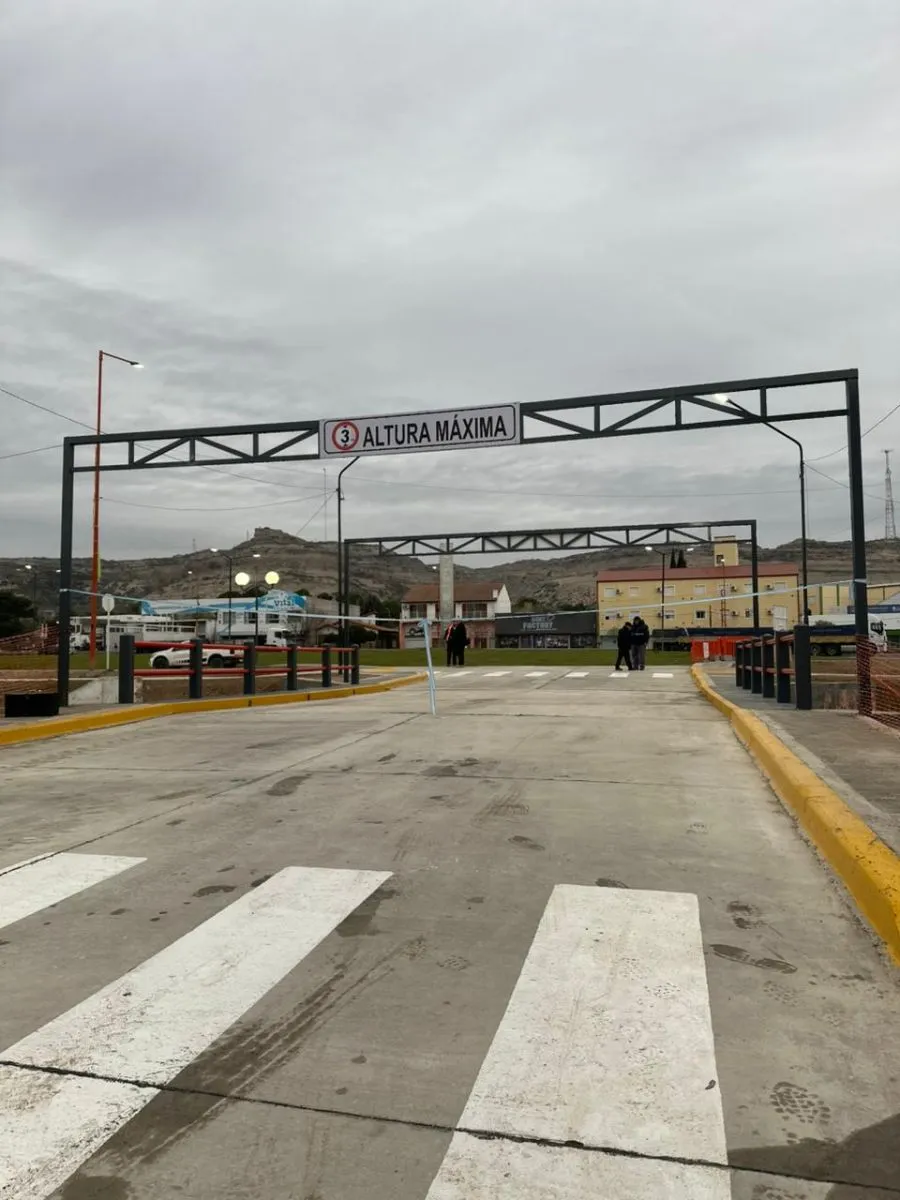 El puente tiene 8 metros de ancho y la altura máxima permitida es de 3. Foto Municipio VR.