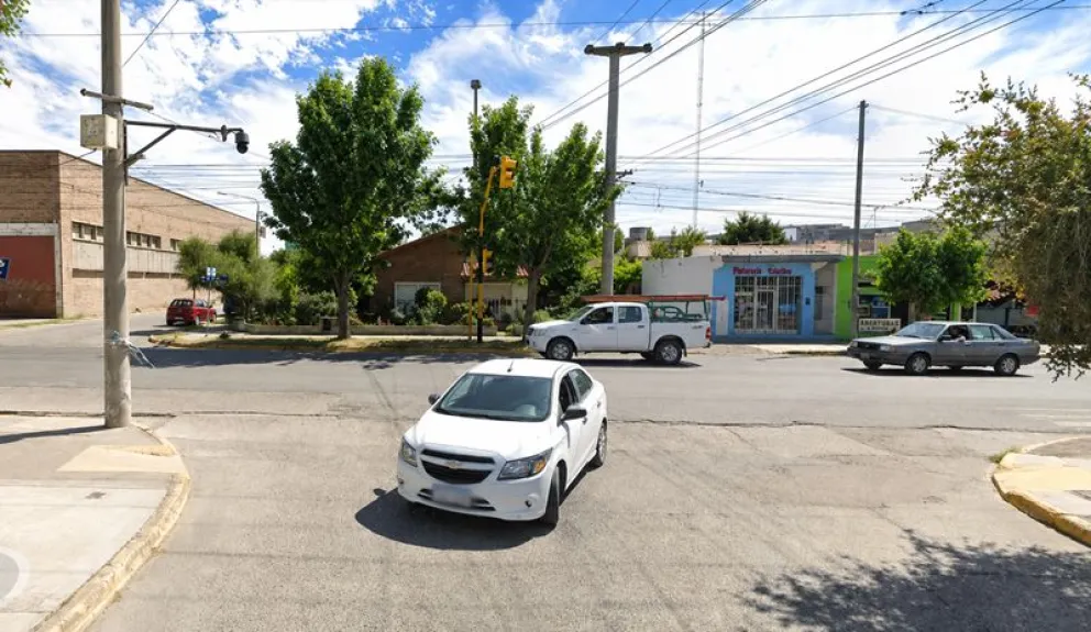 La cámara de monitoreo ubicada la avenida Cipolletti y Yapeyú permitió detectar el robo y realizar la detención de un hombre y cómplice. Foto: Google Maps