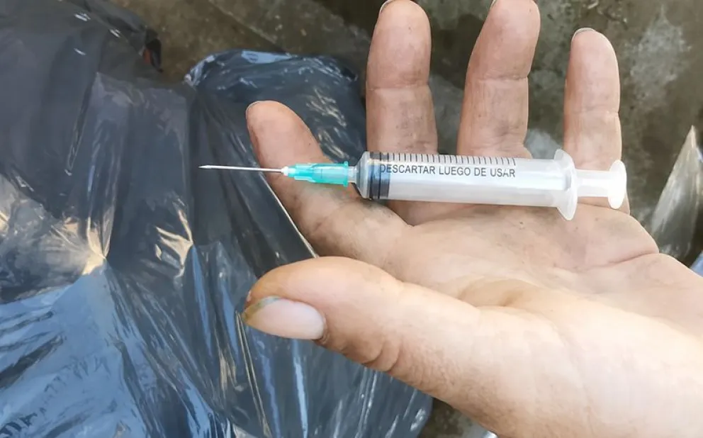 El personal del servicio de recolección encontró agujas y jeringas descartadas en las bolsas de residuos domiciliarios. Foto: gentileza