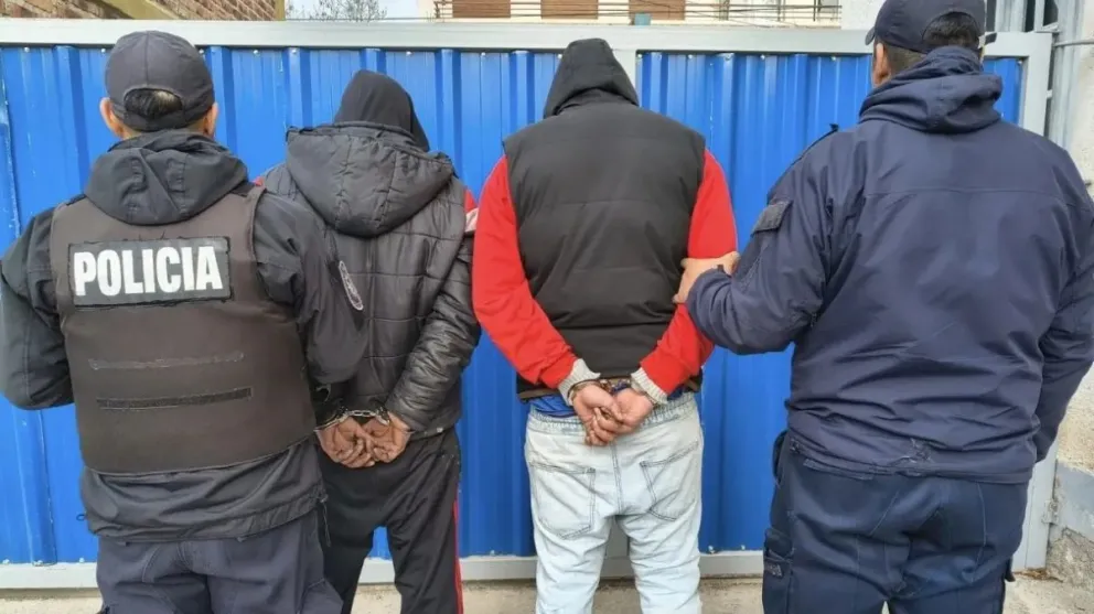 Los dos sujetos de 31 y 39 años ingresaron a una propiedad ubicada sobre calle Yapeyú Sur, en cercanías a barrio San Martín. Foto Policía RN. 